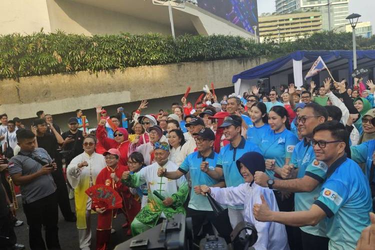 Menteri Koordinator Bidang Pembangunan Manusia dan Kebudayaan Pratikno dan Wakil Menteri Kesehatan Dante Saksono Harbuwono berfoto bersama komunitas tai chi dalam acara ASEAN Car Free Day 2025, di Jakarta, Minggu (14/9/2025). (ANTARA/Mecca Yumna)