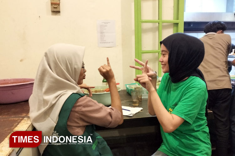 Aisyah-bersama-Pramusaji.jpg