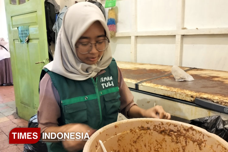 Aisyah penyandang disabilitas rungu saat magang kerja di Warung Sangu Alun-alun Tasik, Sabtu (13/9/2025) (FOTO: Harniwan Obech/TIMES Indonesia)