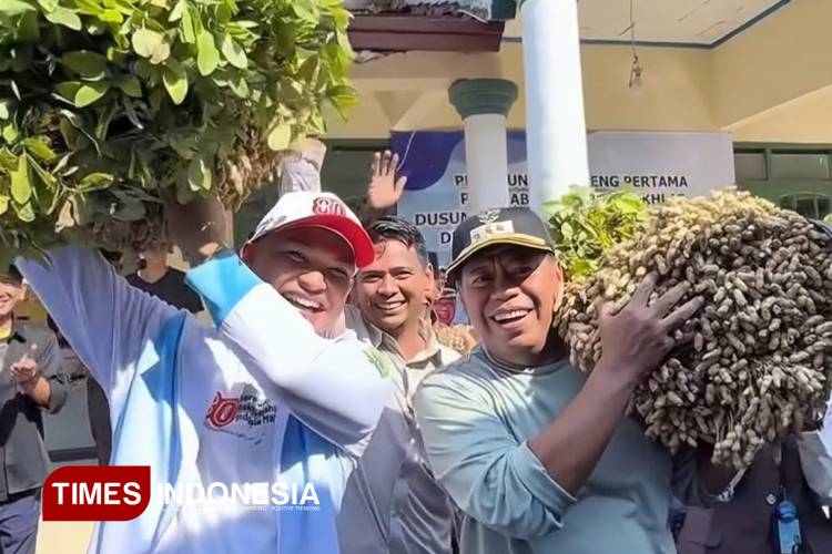 Bupati Eman Suherman Dinilai Pemimpin Merakyat, Warga Majalengka Hadiahi Hasil Tani