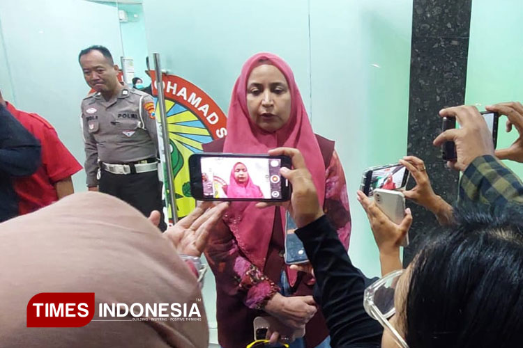 Direktur RS Bina Sehat Jember, dr. Faida, memberi keterangan kepada wartawan di RSUD dr. Moh Saleh, Kota Probolinggo (Foto: Rizki Putra Dinasti/TIMES Indonesia)