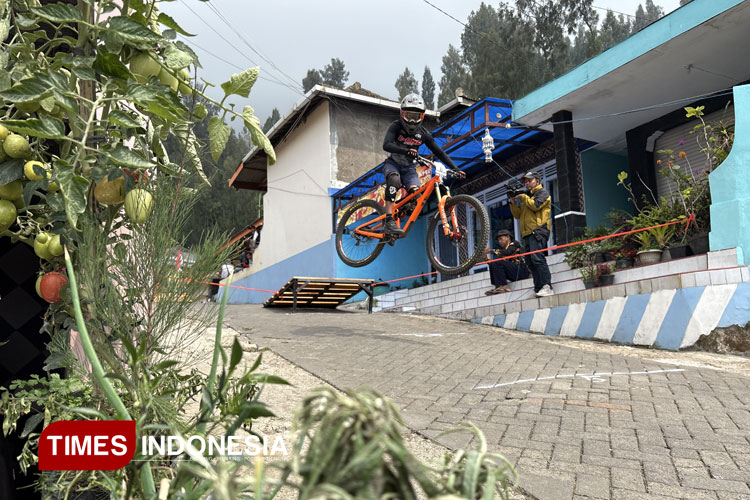 Catat Waktu Terbaik, Khoiful Mukhib Juara 76 Indonesia Downhill URBAN 2025 di Pasuruan