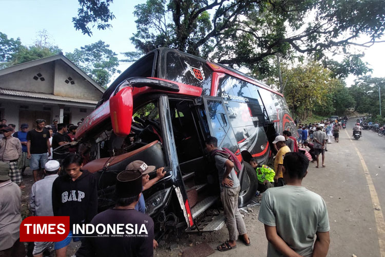 Satu Keluarga Tewas dalam Tragedi Bus Rombongan RS Bina Sehat di Jalur Bromo