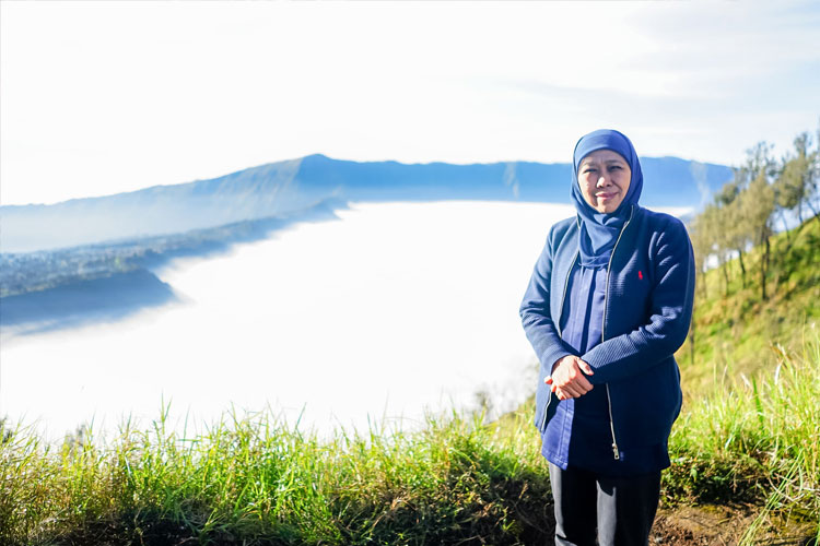Viral Aksi Paralayang, Khofifah: Jaga Kesakralan  Bromo Sebagai Cagar Biosfer UNESCO
