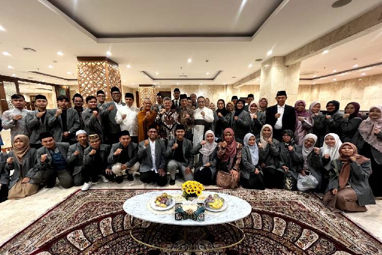 Lepas Mahasiswa PKUMI ke 3 Negara, Menag Harap Bisa Gabungkan Khazanah Keilmuan Timur dan Barat