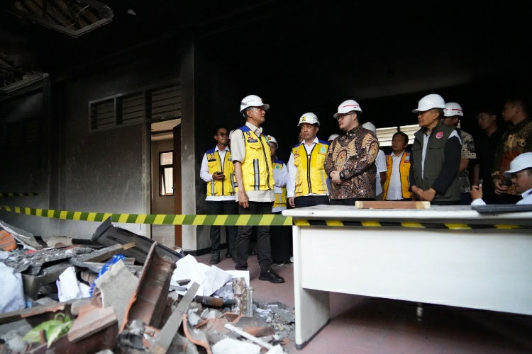 Menteri PU RI dan Bupati Kediri saat meninjau kompleks Pemkab Kediri (FOTO: Pemkab Kediri for TIMES Indonesia)