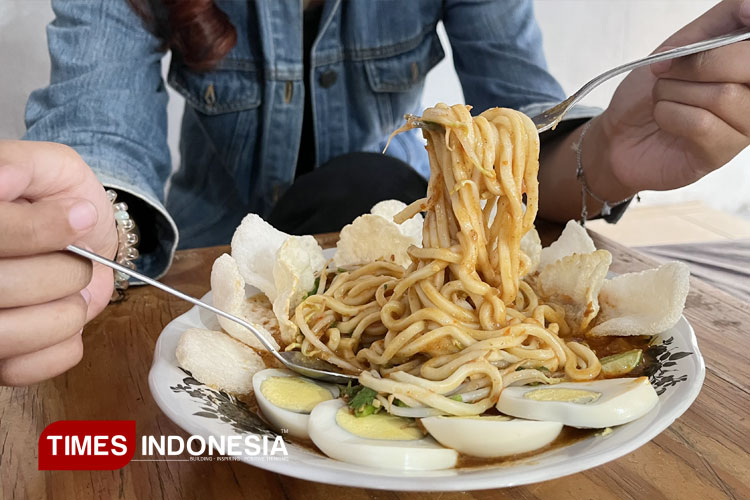Pelanggan-menikmati-mie-lendir-2.jpg