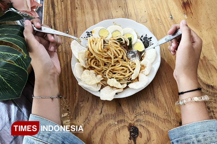 Pelanggan-menikmati-mie-lendir-3.jpg