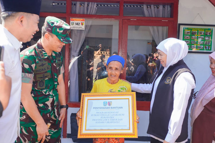 Tinjau Bedah Rumah di Jember, Gubernur Khofifah Pastikan Keamanan dan Kelayakannya
