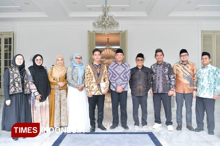 Sekjen-Gernas-Ayo-Mondok-KH-Zahrul-Azhar-b.jpg