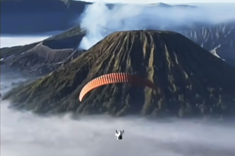 Seorang wisatawan saat menerbangkan paralayang di kawasan Gunung Bromo. (FOTO: Tangkapan Layar)