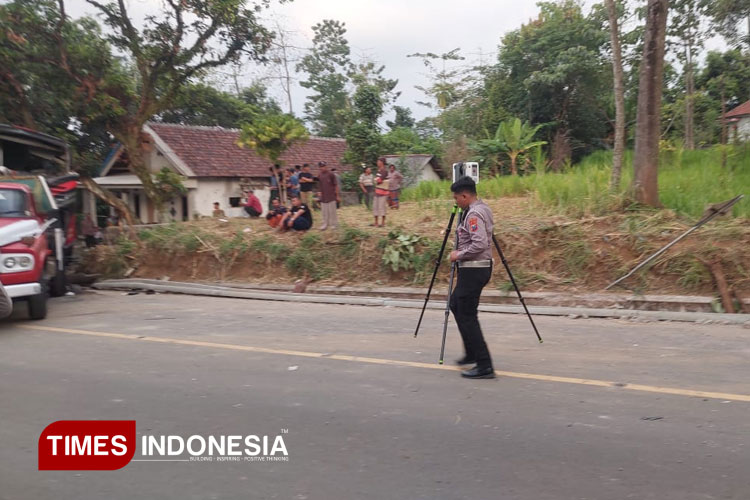 Polisi melakukan olah tempat kejadian perkara bus di jalur wisata Gunung Bromo, Desa Boto, Kecamatan Lumbang, Kabupaten Probolinggo (Foto: Rizki Putra Dinasti/TIMES Indonesia)