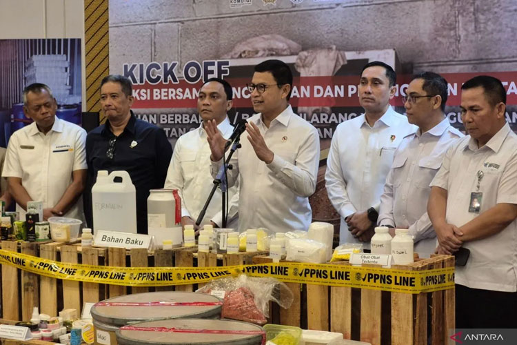 Kepala Badan Pengawas Obat dan Makanan (BPOM) RI Taruna Ikrar (tengah) dalam konferensi pers di Jakarta, Senin (15/9/2025) (FOTO: Sean Filo Muhamad/ANTARA)