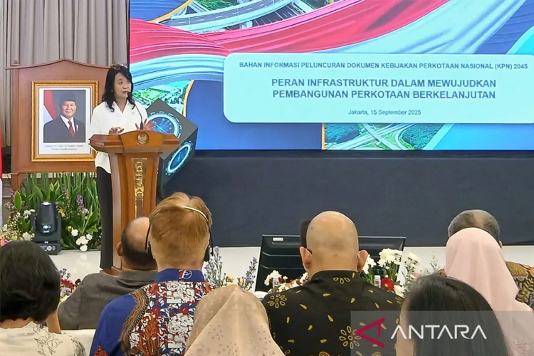Wamen PU Diana Kusumastuti menyampaikan sambutannya dalam peluncuran