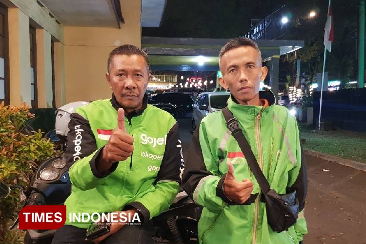 Driver Ojol di Malang, Sugianto dan rekan saat ditemui di Mifeng Kopitiam, Minggu (4/9/2025). (Foto: Achmad Fikyansyah/TIMES Indonesia)