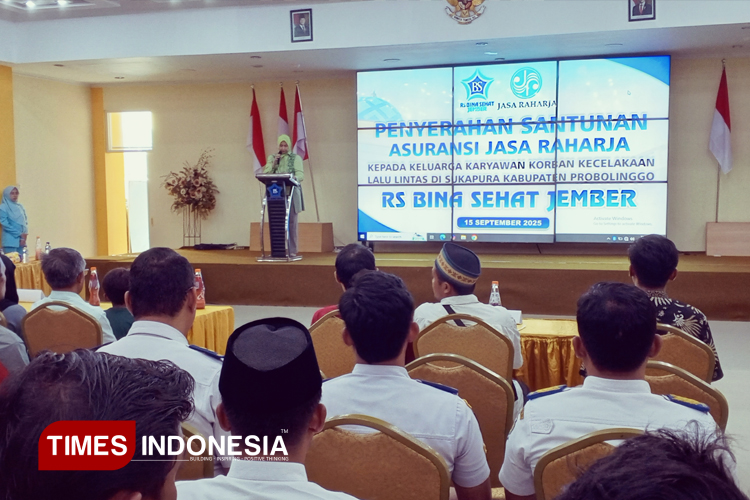 Direktur Utama dr. Faida MMR saat memberikan sambutan pada pemberian bantuan santunan terhadap ahli waris korban. (Foto: M. Abdul Basid / TIMES Indonesia)