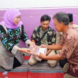 Gubernur Khofifah Langsung ke Jember, Serahkan Santunan untuk Korban Kecelakaan Bus