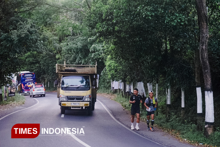 Puluhan pelari memulai perjalanan panjang mengitari rute Gunung Kawi di Journey100 . (Foto: Journey100 )