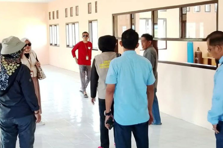 Kepala Sentra Nipotowe Palu Diah Rini Lesmawati saat mengunjungi lokasi Sekolah Rakyat di Kabupaten Tojo Una-una, Sulawesi Tengah yang akan mulai beroperasi pada 20 September 2025. (Foto: ANTARA/HO-Sentra Nipotowe Palu)