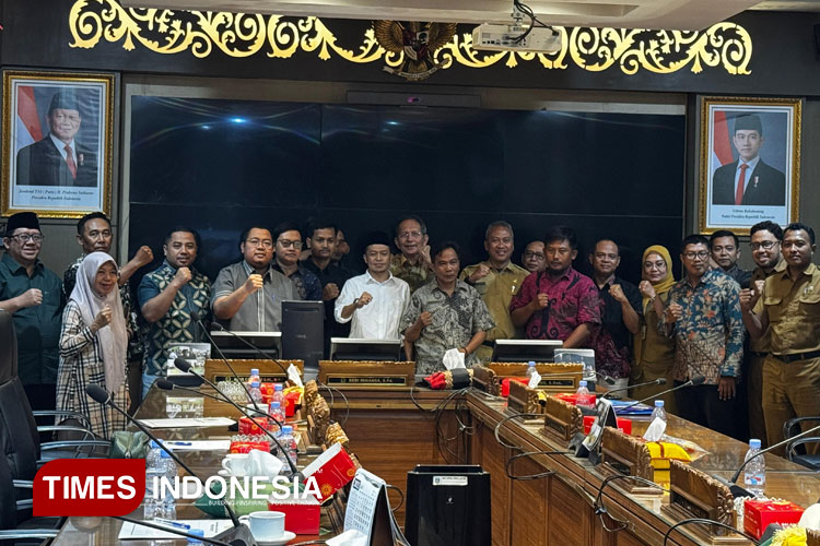 Ketua Komisi A DPRD Jatim, Dedi Irwansa (Kemeja Putih), mengawal langsung aspirasi ribuan tenaga perbantuan operasional pemeliharaan (TPOP). (Foto: Zisti Shinta/TIMES Indonesia)