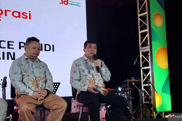 Ketua Pengelola Nama Domain Internet Indonesia (PANDI) John Sihar Simanjuntak dalam konferensi pers .idFest 2025 di Jakarta, Senin (15/9/2025), (Foto: Antara/Fitra Ashari)