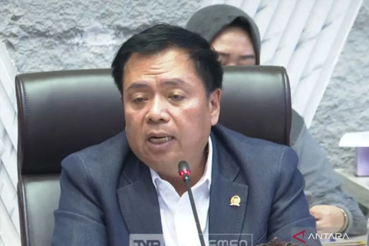 Ketua Komisi V DPR RI Lasarus dalam rapat kerja bersama seluruh mitra yang di antaranya adalah Kemendes PDT di Kompleks Parlemen, Jakarta, Senin (15/4/2025). ANTARA