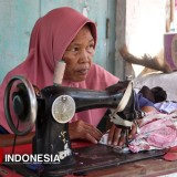 Dari Pabrik Garmen ke Trotoar Kota: Mbah Sawit Tetap Semangat di Usia Senja