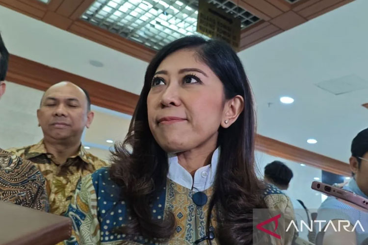 Menteri Komunikasi dan Digital Meutya Hafid saat ditemui usai menjalani rapat tertutup bersama Komisi I DPR RI di Kompleks Parlemen, Jakarta pada Senin (15/9/2025). (Foto: ANTARA/Farhan Arda Nugraha)