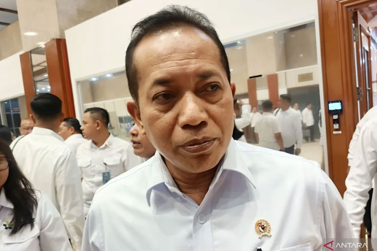 Menteri Koperasi (Menkop) Ferry Juliantono ditemui usai rapat dengan Komisi VI DPR RI di Jakarta, Senin (15/9/2025). (ANTARA/Muzdaffar Fauzan)