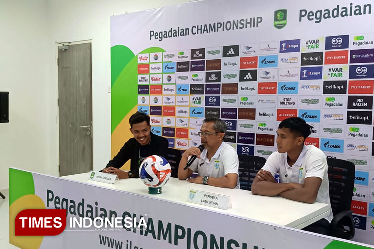 Pelatih Persela Aji Santoso dan gelandang Hendro Siswanto memberikan keterangan pers seusai pertandingan Pegadaian Championship (Liga 2) 2025/26 di Stadion Surajaya, Lamongan, Senin (15/9/2025). (Foto: Moch. Nuril Huda/TIMES Indonesia)