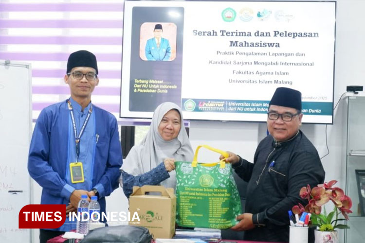 Penyerahan-cinderamata.jpg