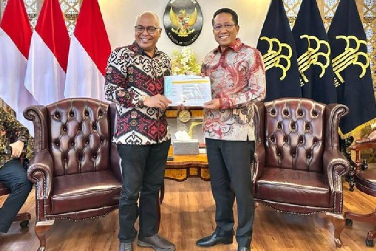 Pengurus PWI Pusat yang dipimpin Ketum Akhmad Munir, bertemu Menteri Hukum, Supratman Andi Agtas, Kamis (11/9/2025). (Foto: Dok. PWI)