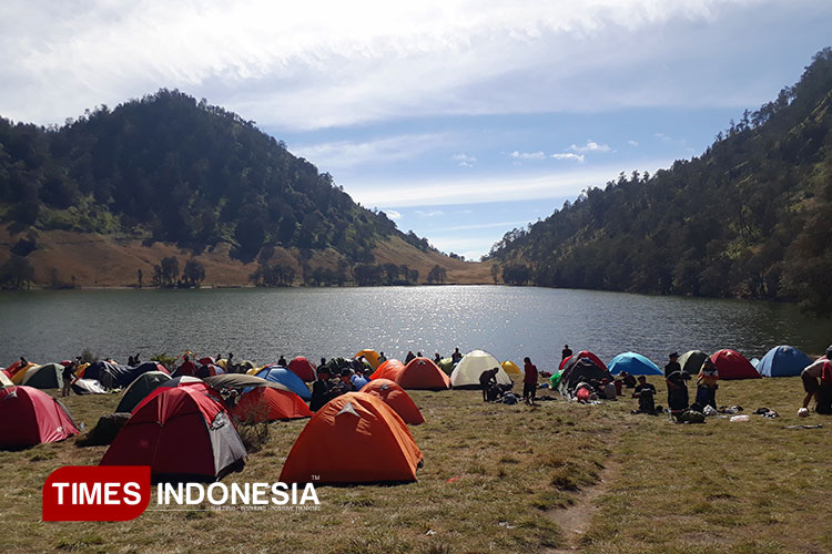 Ranu Kumbolo, danau cantik yang terletak di dalam Taman Nasional Bromo Tengger Semeru (TNBTS), Jawa Timur. (FOTO: Rochmat Shobirin/TIMES Indonesia)