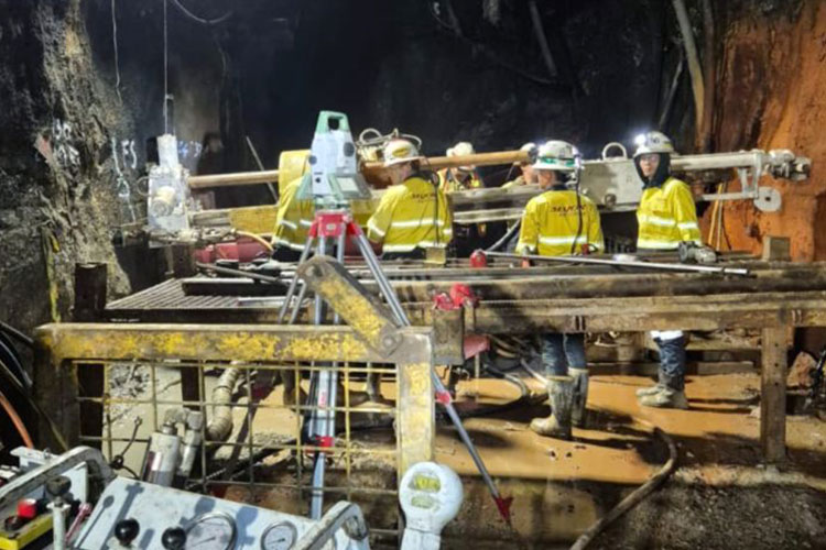 Tm Tanggap Darurat PTFI menggunakan berbagai peralatan canggih dan sumber daya untuk menyelamatkan tujuh pekerja yang masih terjebak di area tambang bawah tanah Grasberg Block Cave Tembagapura, Mimika, Papua Tengah. (ANTARA/HO-PT Freeport Indonesia)