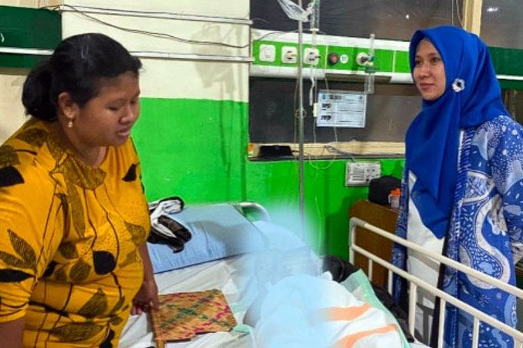 Wakil Ketua DPRD Jatim, Sri Wahyuni saat meninjau langsung kondisi Nazril, balita dari Bojonegoro yang baru selesai operasi. (Foto: Istimewa)