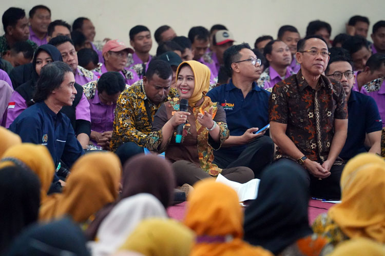 Wali Kota Mojokerto, Ika Puspitasari bersama Sekda Kota Mojokerto, Gaguk Tri Prasetyo saat memberikan pengarahan kepada tenaga non ASN, Senin (15/9/2025). (Foto: Dok. TIMES Indonesia)