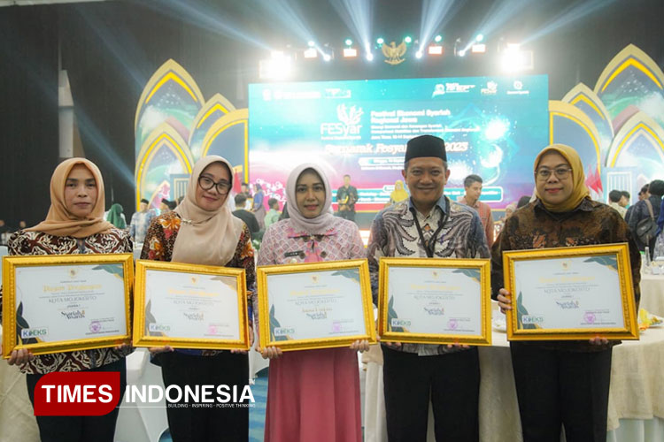 Wali Kota Mojokerto, Ika Puspitasari pada saat menerima penghargaan dalam Ajang Syariah Award Jawa Timur 2025. (Dok. TIMES Indonesia)