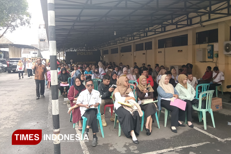Antrian para pemohon SKCK di Polresta Banyuwangi. (Foto : Anggara Cahya/TIMES Indonesia)