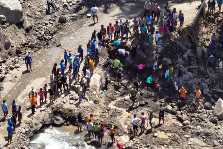 Suasana pencarian korban hilang akibat banjir bandang di Desa Sawu, Kecamatan Mauponggo, Kabupaten Nagekeo, Nusa Tenggara Timur, Senin (15/9). (ANTARA/HO-Kantor Basarnas Maumere)