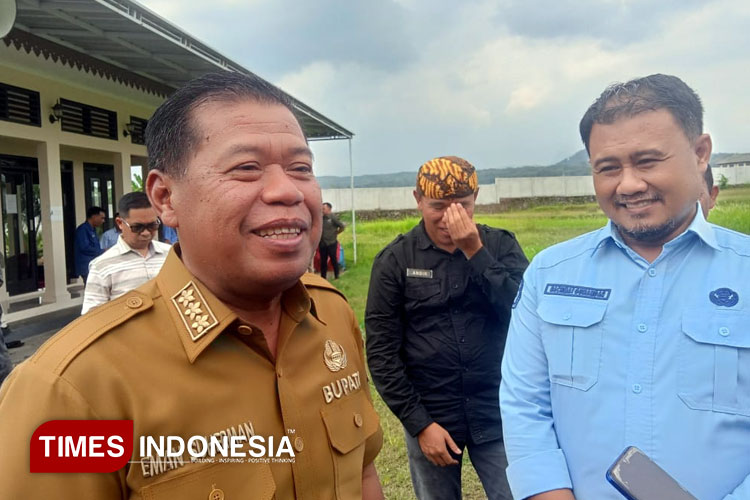 Bupati Majalengka, H Eman Suherman didampingi Kepala Bapenda Majalengka, Rachmat Gunandar. (FOTO: Jaja Sumarja/TIMES Indonesia)