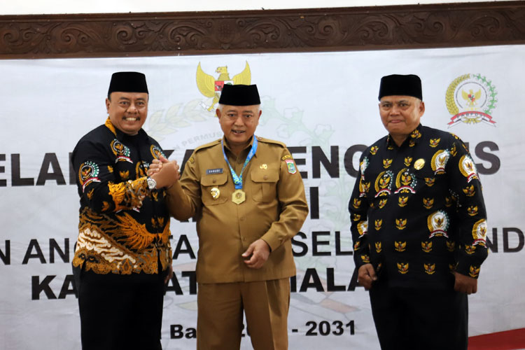 Bupati Malang Sanusi, usai dinobatkan sebagai Bapak BPD Kabupaten Malang, oleh Pengurus PABPDSI Jawa Timur, di Pendopo Agung Kabupaten Malang, Selasa (16/9/2025). (Foto: Prokopim)