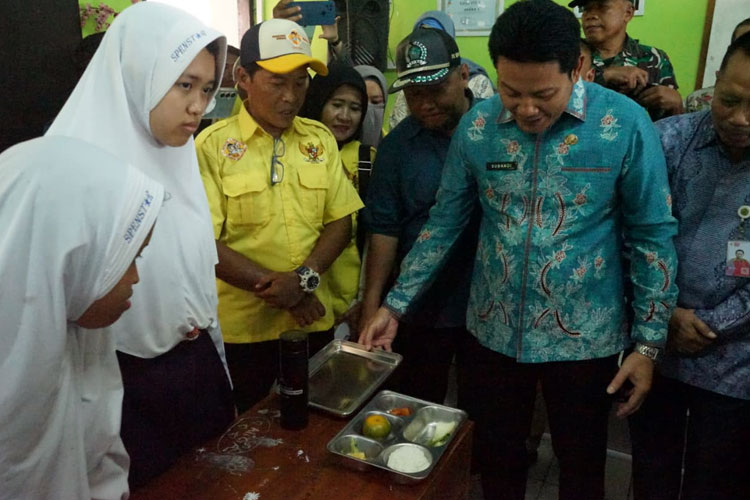 Bupati Sidoarjo Subandi saat meninjau proses program Makan Bergizi Gratis (MBG) di SMPN 1 Tarik. (FOTO: KOMINFO Sidoarjo)