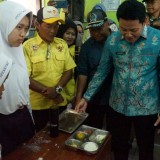 Pastikan Sesuai Standar Gizi, Bupati Sidoarjo Tinjau Proses MBG dari Dapur hingga ke Tangan Siswa