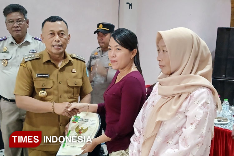 Bupati Ponorogo Serahkan 394 Sertifikat Tanah Milik Warga Desa Glinggang