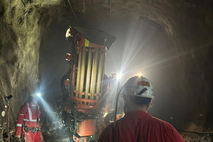 Tim Tanggap Darurat PTFI menggunakan berbagai peralatan untuk menyelamatkan tujuh pekerja yang masih terjebak di area tambang bawah tanah Grasberg Block Cave (GBC) Tembagapura, Mimika, Papua Tengah. (ANTARA/PT Freeport Indonesia)