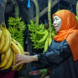 Gubernur Khofifah Kunjungi Pasar Ranuyoso, Borong Hasil Pertanian Lumajang