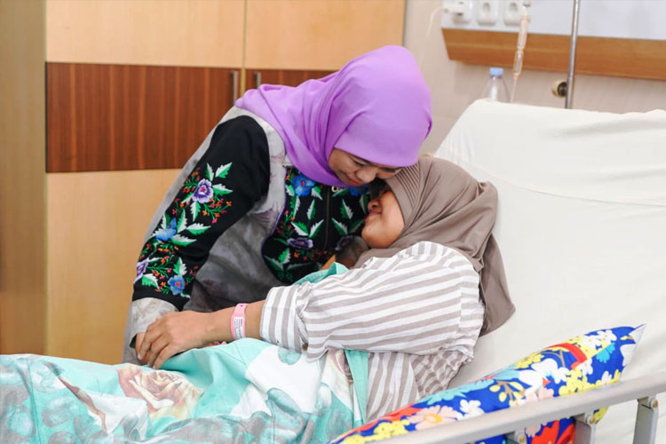 Gubernur Khofifah saat membesuk dan memberikan santunan kepada korban kecelakaan bus wisata yang kini masih dirawat di Rumah Sakit Bina Sehat Jember, Senin (15/9/2025). (FOTO: Dok.Humas Pemprov Jatim)