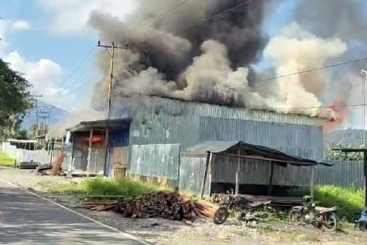 Salah satu bangunan yang dibakar massa dalam kerusuhan di Elelim, Kabupaten Yalimo, Papua Pegunungan, Selasa (16/9/2025). (Foto: ANTARA/HO-Dokumentasi Pribadi)