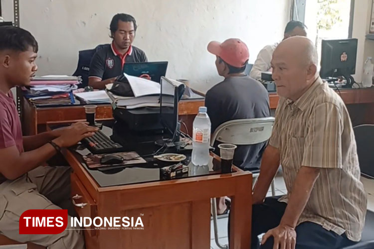 Korban penganiayaan, Agus Nugraha saat melaporkan pelaku penganiayaan ke polisi. (Foto: Susi/TIMES Indonesia)