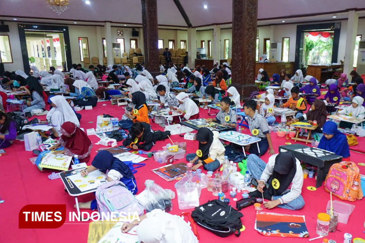 Peserta saat mengikuti Lomba Desain Batik 2025 di Pendopo Lokatantra, Selasa (16/9/2025). (Foto: Moch. Nuril Huda/TIMES Indonesia)